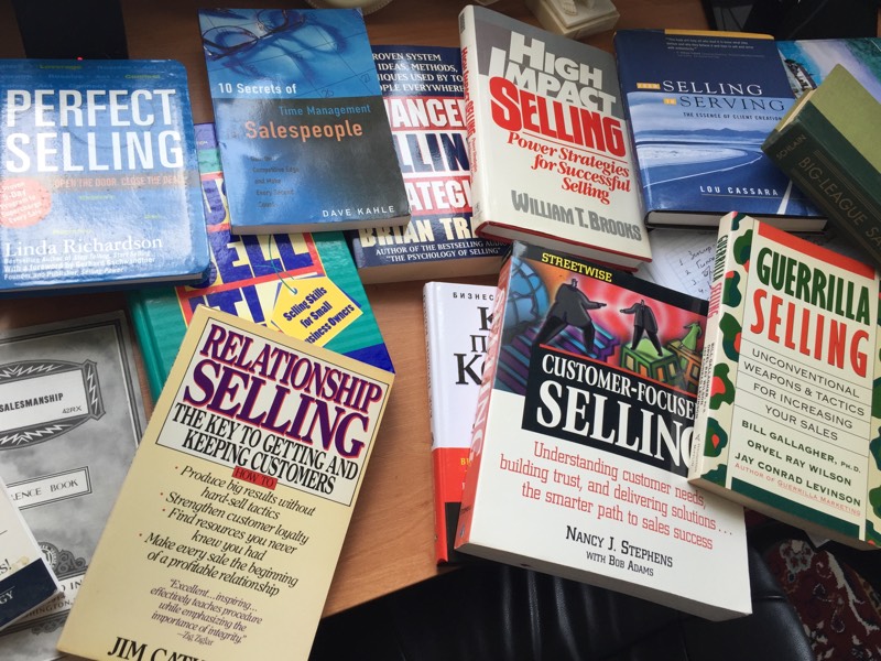 Некоторые книги по продажам на моем рабочем столе